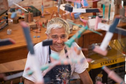 El artista Felipe Giménez en su atelier, en Sierra de los Padres.