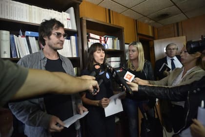 El artista Felipe Zegers y la arquitecta Gabriela Medrano Viteri, leyendo un comunicado con su explicación sobre el suceso que los tuvo detenidos como presuntos terroristas chilenos