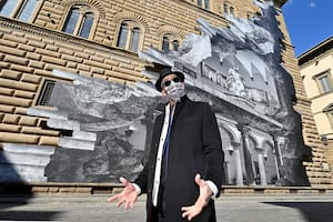 El artista francés conocido como JR posa durante la inauguración de la instalación visual "La Ferita", en la fachada del renacentista Palazzo Strozzi en Florencia, Italia