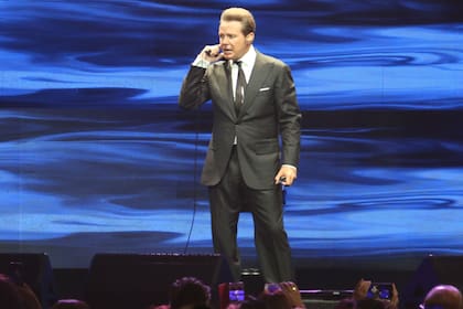 El artista fue acusado por sus seguidores de estar borracho y de olvidarse de las letras de sus canciones