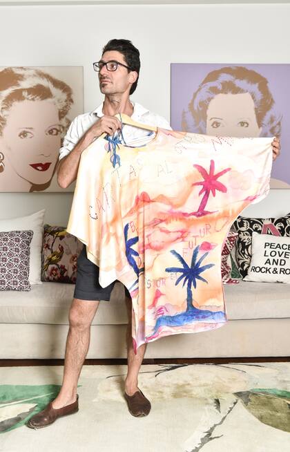 El artista Javier Barilaro estampó dos vestidos de corte amplio y comodo con sus obras. Juntos, eligieron frases y palmeras como leiv motiv