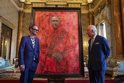 El artista Jonathan Yeo junto al rey Carlos y su cuadro en el Palacio de Buckingham (Aaron Chown/Pool Photo via AP)