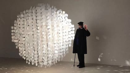 Julio Le Parc posa junto a la Esfera blanca, otro de los móviles de su célebre serie