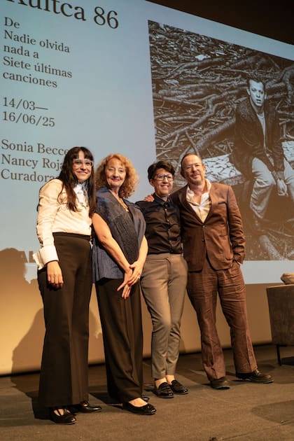 El artista junto a las curadoras Sonia Becce, Nancy Rojas y Marta García