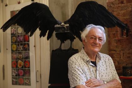 El artista, junto a una "cámara emplumada", cual ave de rapiña