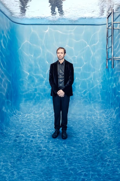 El artista Leandro Erlich en su obra "La Pileta", en su muestra en Malba