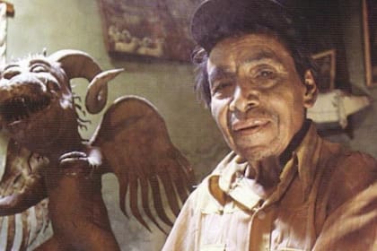 El artista Linares López junto a una de su creaciones en papel maché