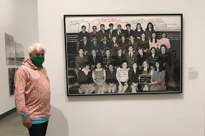 "Tardó 24 años en llegar hasta acá", dice Marcelo Brodsky sobre "La clase, 1er. año, 6ª división, foto de clase, 1967", que ya fue parte de 250 exhibiciones en todo el mundo. Hay seis originales de esta serie en la Tate de Londres, la Pinacoteca del Estado de San Pablo, el Museo