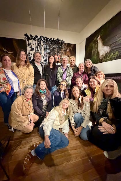 El artista Marcos López con el grupo de "Prólogo para estas ruinas", la segunda edición artística de Experiencia Laberinto