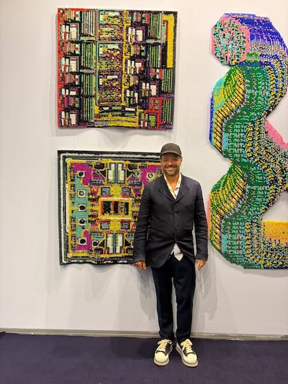 El artista Martín Churba con obra de Jimena Travaglio en Fundación El Mirador