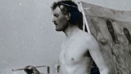 El artista noruego, pintando un autorretrato en una playa en Alemania en 1907.