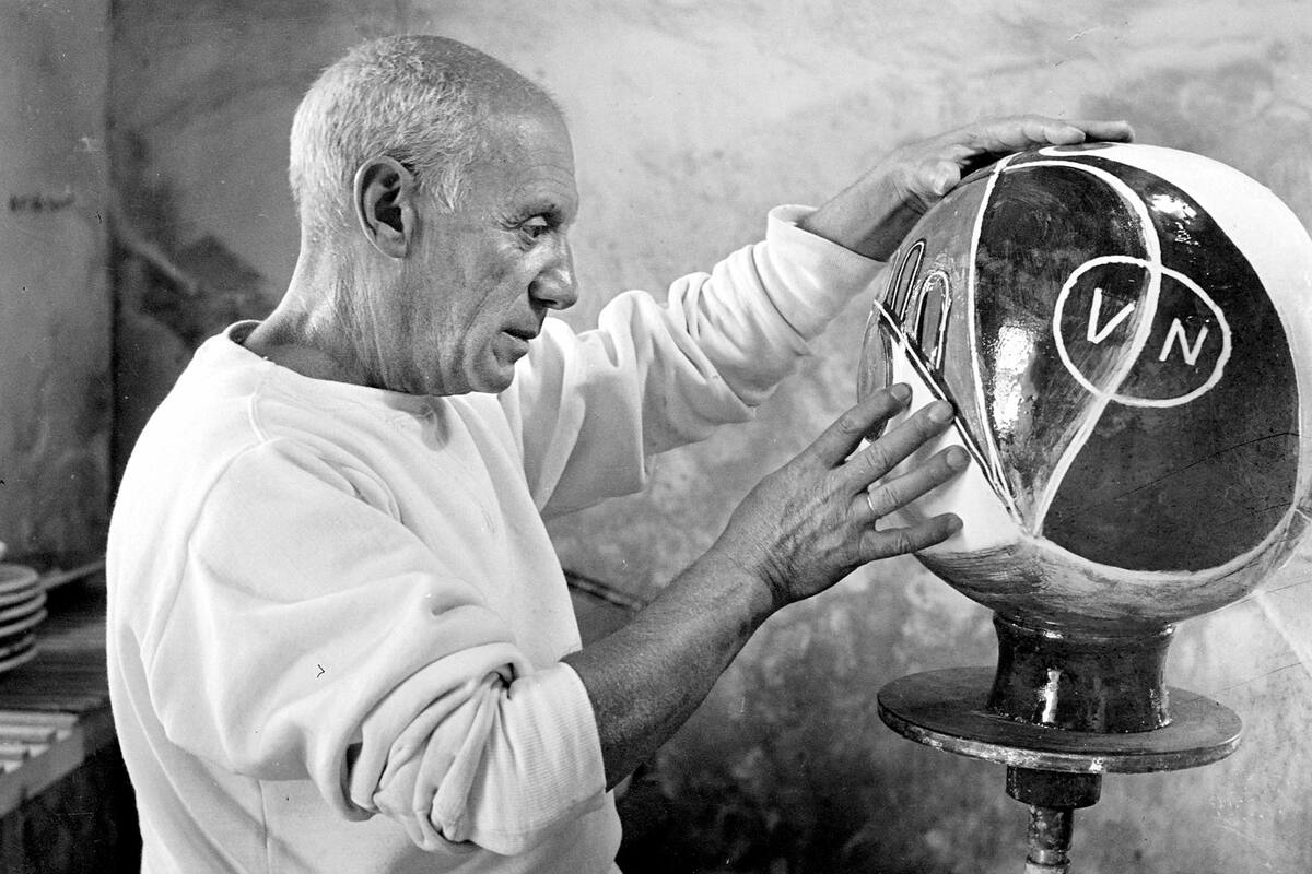 El artista Pablo Picasso (1881-1973), en un retrato tomado en su estudio