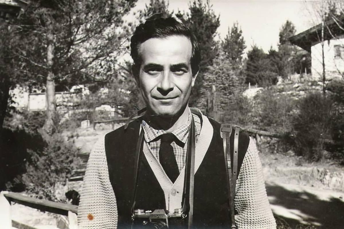 El artista plástico y fotógrafo de origen egipcio Sameer Makarius, con su cámara Leica