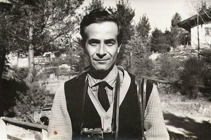 El artista plástico y fotógrafo de origen egipcio Sameer Makarius, con su cámara Leica