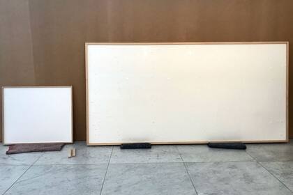 El artista presentó dos lienzos en blanco y se quedó con los 83.000 dólares que le había otorgado el museo para realizar su obra