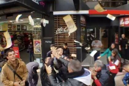 El artista repartió unos 40 mil pesos para promocionar su espectáculo