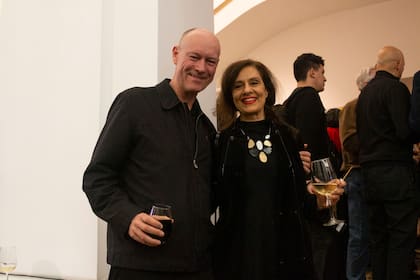 El artista Rob Verf y la historiadora y curadora Andrea Giunta