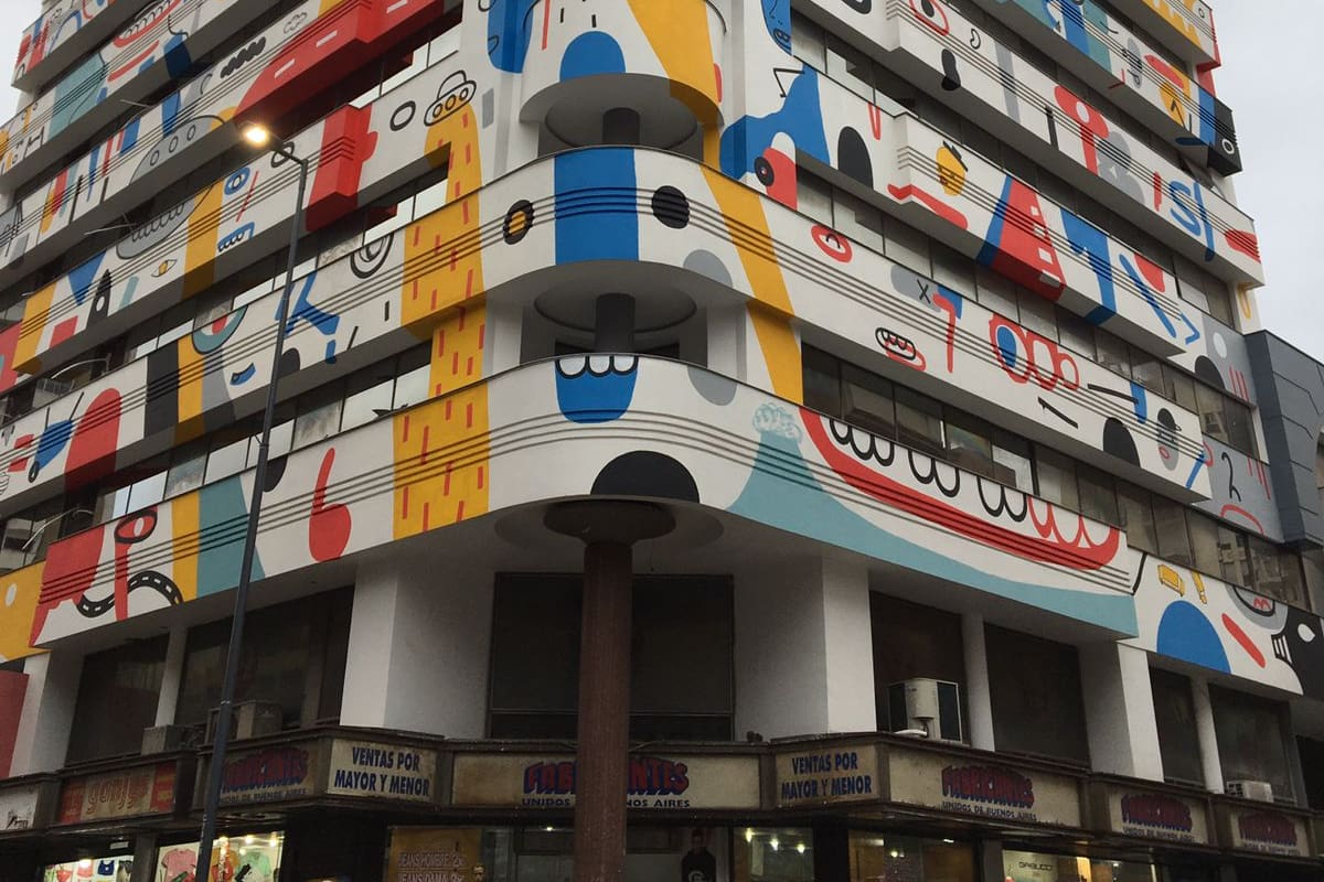 El artista Tec intervino la fachada con un mural.