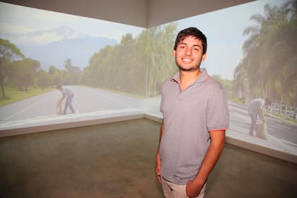 El artista tucumano Adrián Sosa con su obra