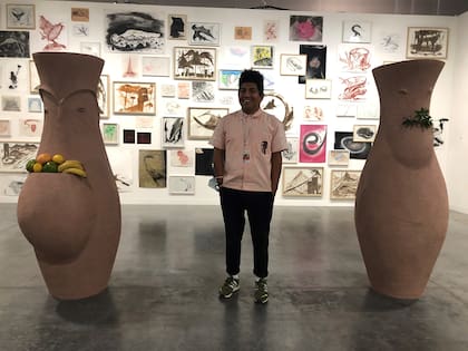 El artista tucumano con sus obras en la galería Barro