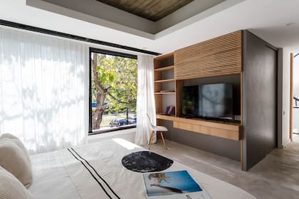 El artista y empresario César Lago diseñó un mueble que nuclea varias posibilidades de uso: lugar para le tele, escritorio, estantes y cajones.