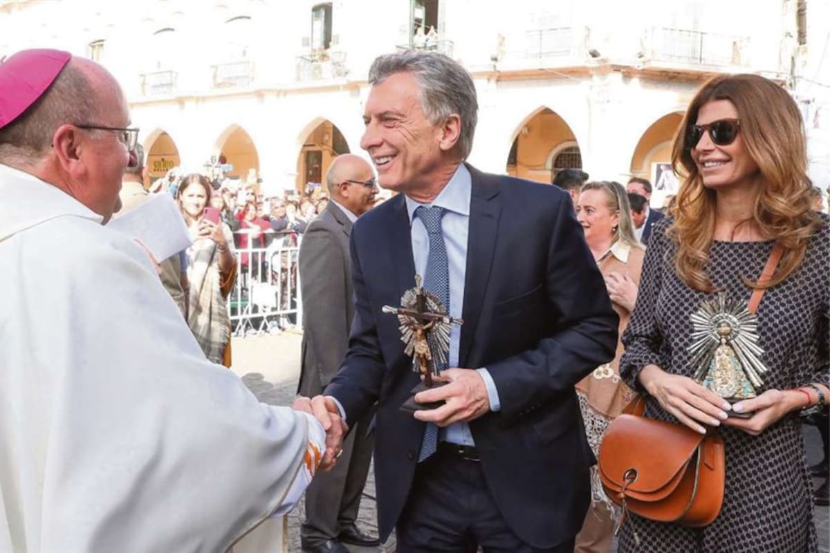 El arzobispo Cargnello saluda al Presidente y su esposa