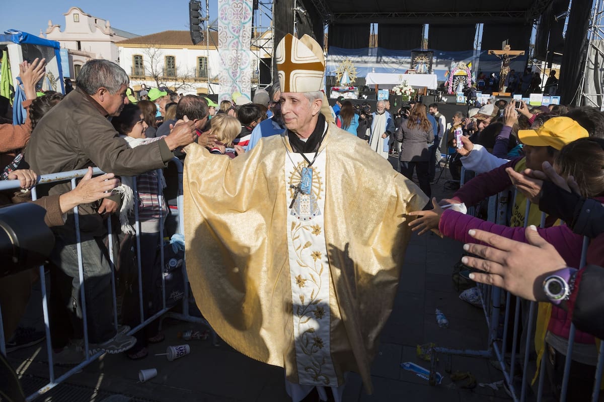 El arzobispo de Buenos Aires, ayer, en la explanada, junto a los fieles