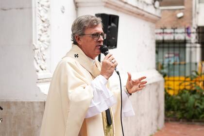 El Arzobispo de Buenos Aires, Jorge García Cuerva, da una misa en la iglesia Santa Catalina en apoyo al reclamo por las obras que está realizando el Gobierno de la Ciudad de Buenos Aires.