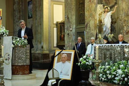 El arzobispo de Buenos Aires, Jorge García Cuerva, encabeza la misa interreligiosa en la Catedral para despedir al Papa Francisco