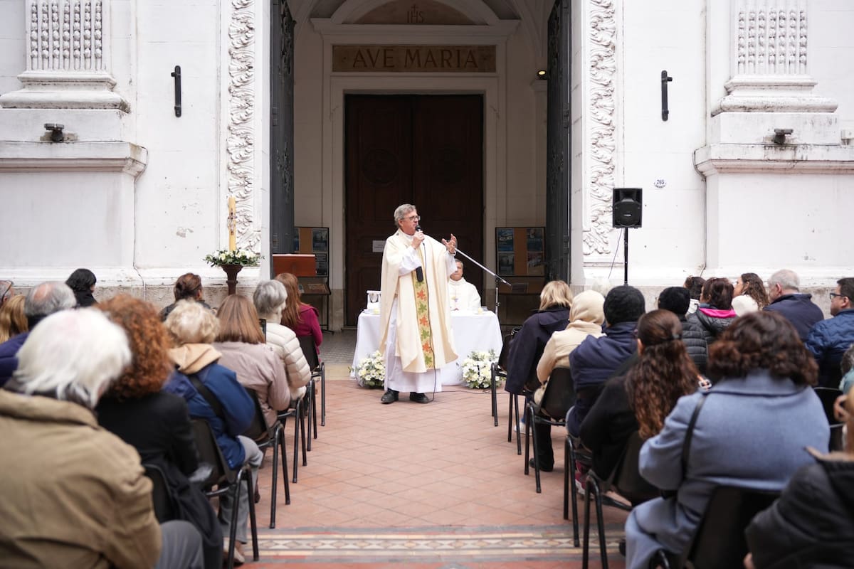 El arzobispo de Buenos Aires, Jorge García Cuerva, celebró una misa en la iglesia Santa Catalina de Siena en apoyo al reclamo por los daños ocasionados durante las obras de la calle Viamonte