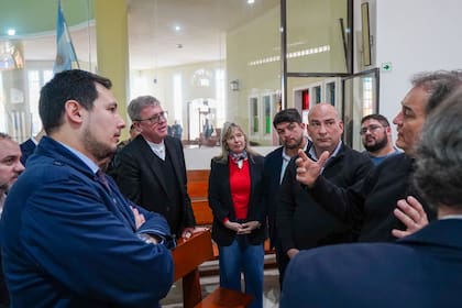 El arzobispo de Buenos Aires, Jorge Ignacio García Cuerva, y la jefa de asesores del gobierno bonaerense, Cristina Álvarez Rodríguez, en la recorrida de la avanzada del Vaticano