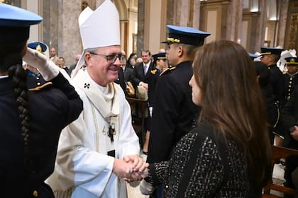 El arzobispo de Buenos Aires, monseñor Jorge García Cuerva, saluda a la vicepresidenta Victoria Villarruel