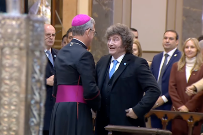 El arzobispo de Buenos Aires, monseñor Jorge García Cuerva, recibe al presidente Javier Milei, en el tedeum del 25 de Mayo.