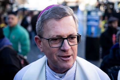 El arzobispo de Buenos Aires, monseñor Jorge García Cuerva, durante la celebración por el Día de San Cayetano, patrono del pan y del trabajo, en el Santuario de Liniers