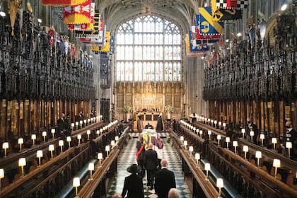 El arzobispo de Canterbury y el decano de
Windsor se paran en el altar. Siguiendo los
deseos del duque de Edimburgo, no hay elogios,
lecturas, ni sermones durante la ceremonia,
pero el decano de Windsor y el arzobispo de
Canterbury recuerdan su vida y “su servicio, su
coraje, y fuerza de alma”.