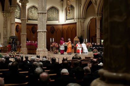 El arzobispo de Chicago, Blase Cupich (izquierda) durante una ceremonia