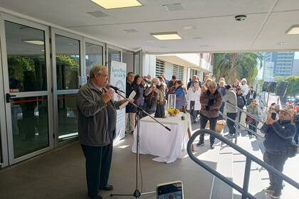 El arzobispo de Córdoba, cardenal Ángel Rossi, en el abrazo simbólico a los hospitales del Polo Sanitario