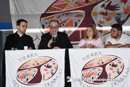 El arzobispo de La Plata y presidente de Cáritas, monseñor Gustavo Carrara, en el encuentro con movimientos populares