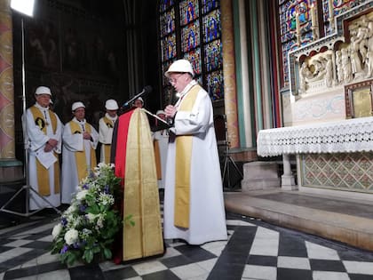El arzobispo de París, Michel Aupetit, encabeza la primera misa en una capilla lateral dos meses después del día en que el devastador incendio inundó la catedral de Nuestra Señora de París.