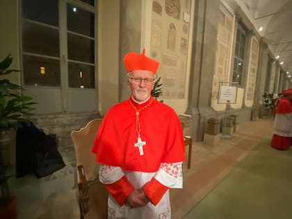 El arzobispo de Santiago del Estero, Vicente Bokalic Iglic, con su birrete cardenalicio en la Sala Lapidaria del Palacio Apostólico (Foto Elisabetta Piqué)