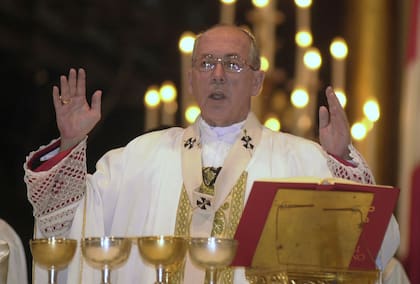 El arzobispo emérito de Lima, Juan Luis Cipriani Thorne, celebra una misa el 18 de enero de 2001 en Lima, Perú