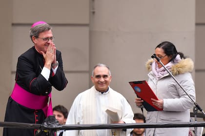 El arzobispo García Cuerva saluda a los fieles reunidos frente a la Catedral