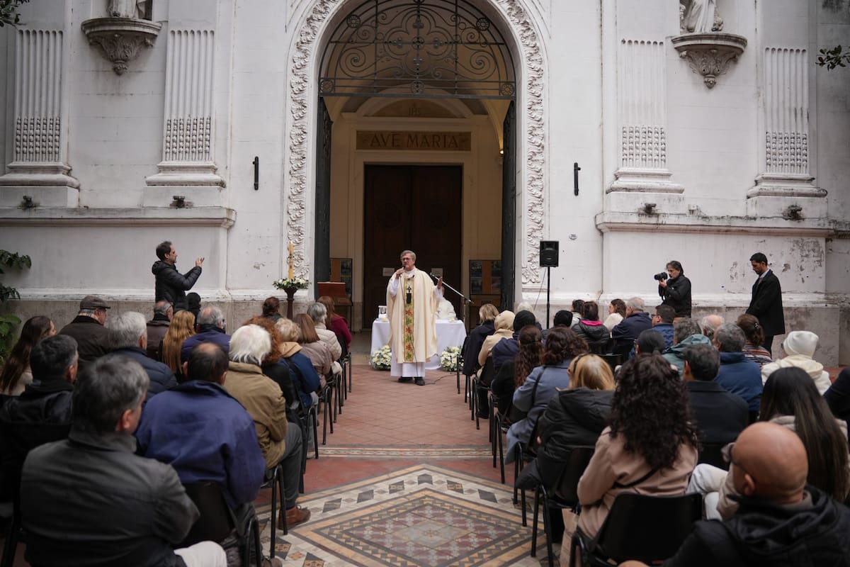 El arzobispo Jorge García Cuerva dio una misa en el atrio, en apoyo al reclamo conta las obras aledañas a Santa Catalina