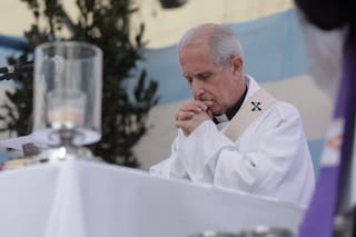 El cardenal Poli expresó un desagravio a sacerdotes mencionados en la auditoría del Vaticano