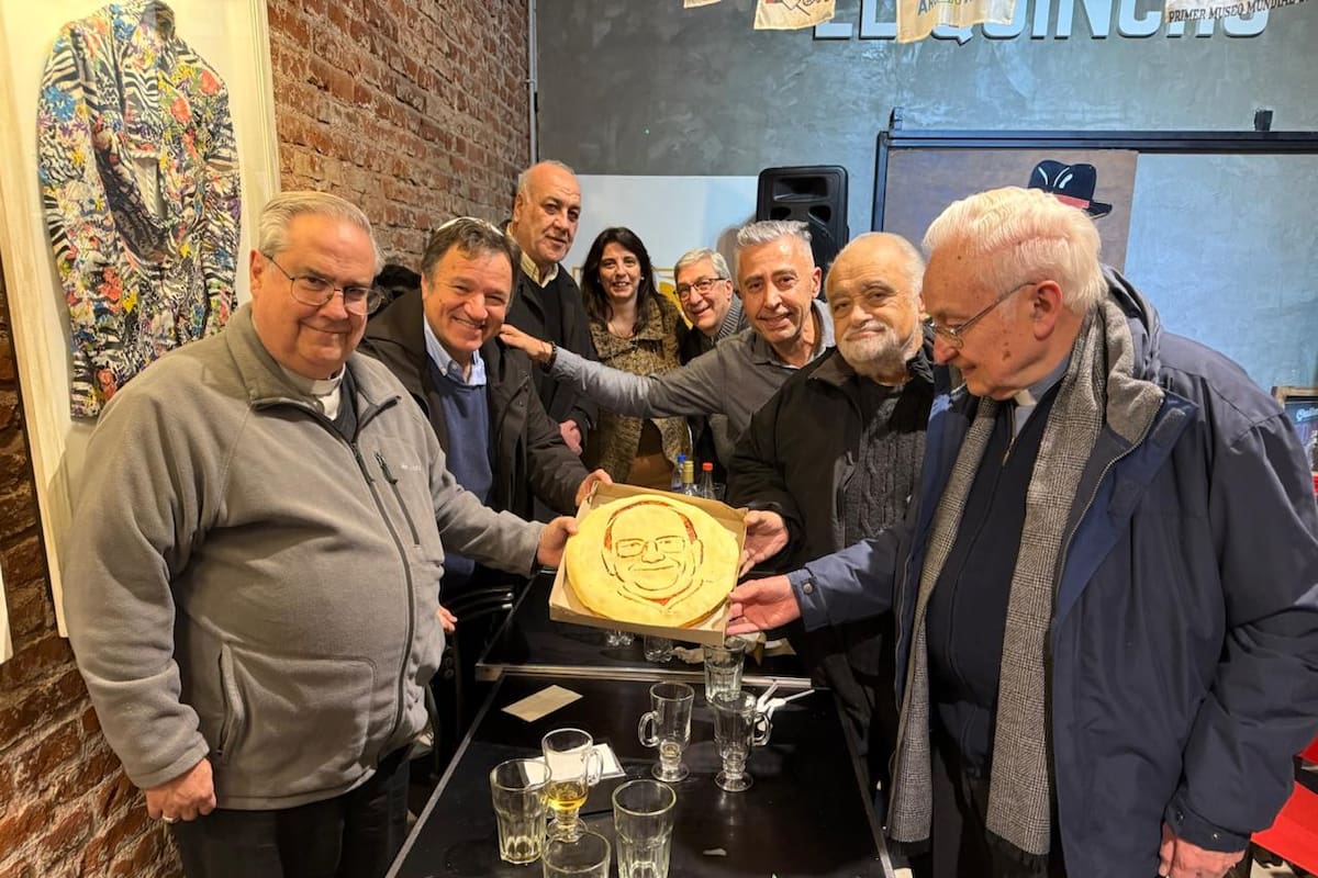 El arzobispo Rossi participó de la presentación de la "Pizza León XIV"
