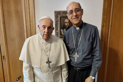 El arzobispo Victor Manuel "Tucho" Fernández con el Papa Francisco antes de su nombramiento