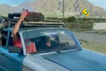 La imagen que recorre las redes sociales: la choriceada sobre el techo del vehículo en la previa de Talleres-Godoy Cruz