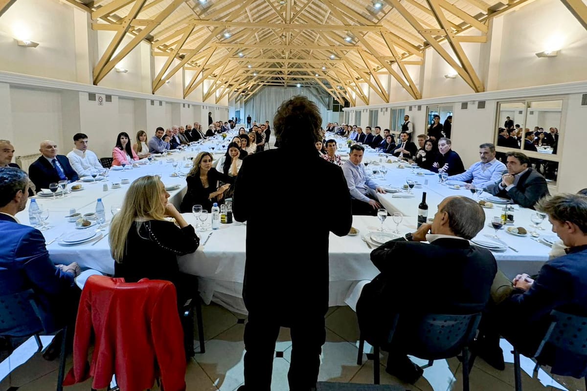 El asado con los "87 héroes" que blindaron el veto a los jubilados, un ejemplo de la falta de empatía que aparece en las encuestas