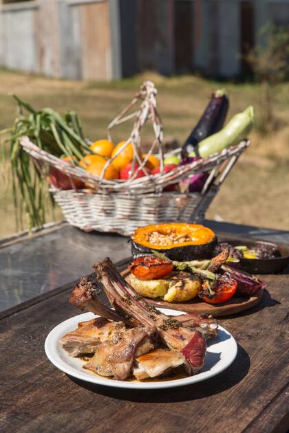 El asado de cordero es un clásico de la estadía en estancia Bonanza.