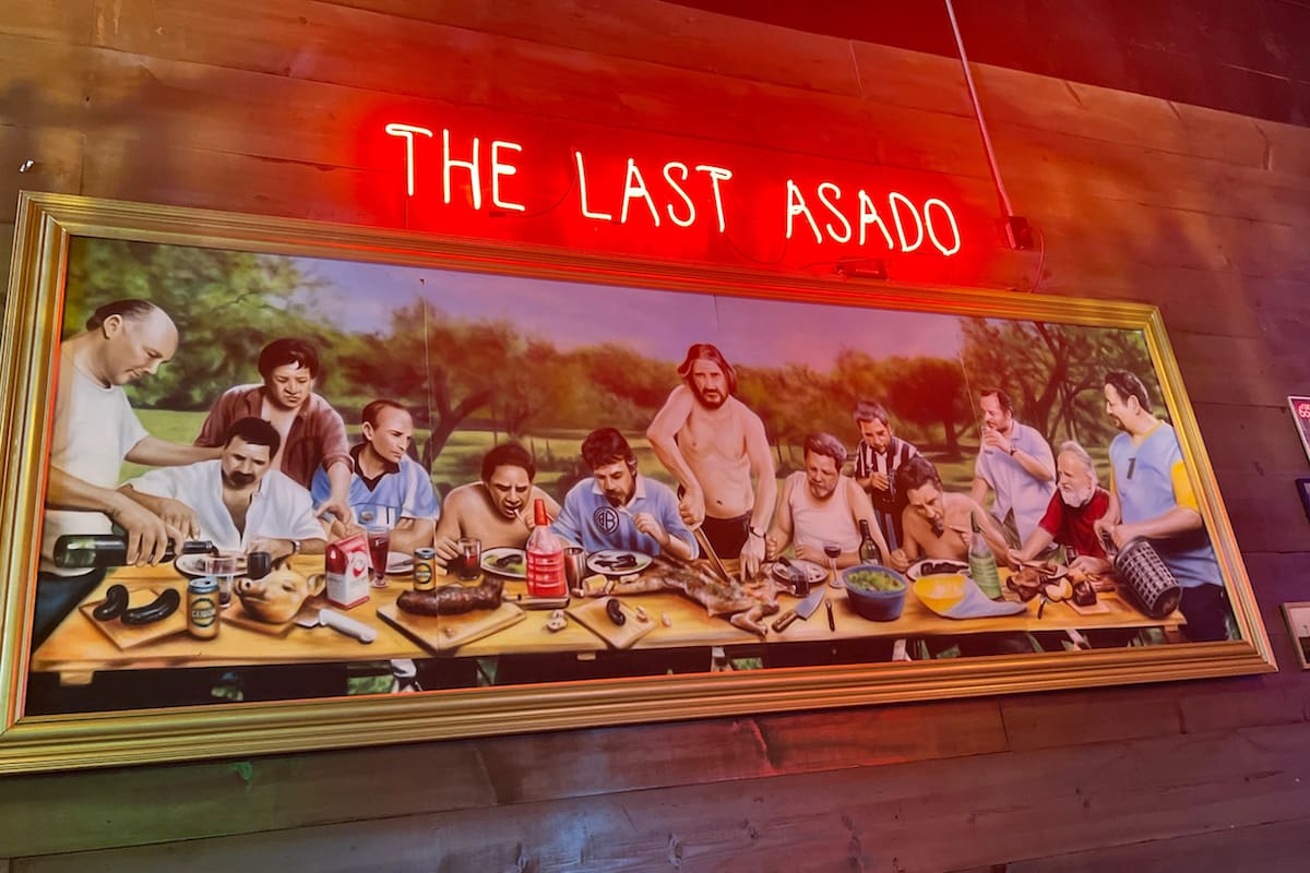 El "asado" de Marcos López (quien ha recopilado los usos desviados de su obra) aparece en Chimichurri, un grill de Houston que reproduce su creación como arte decorativo